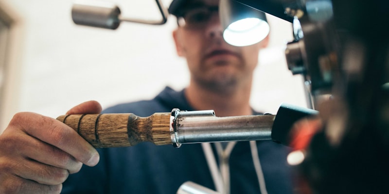 网球运动员在红土赛场挥拍击球的专业动作